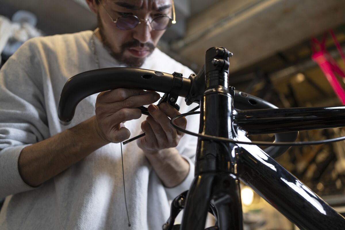 关闭特写修理自行车的人职业维修专业