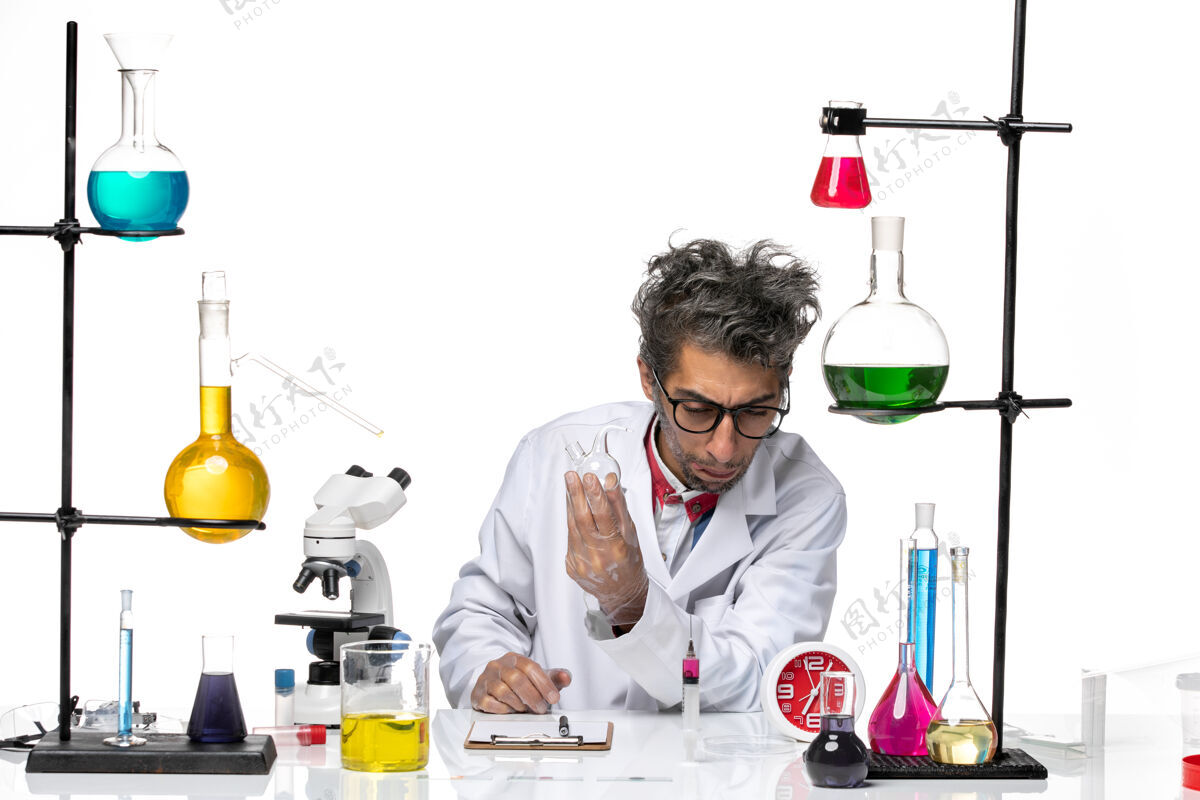 医学前视图穿着医疗服的男科学家正在用烧瓶工作实验专业病毒