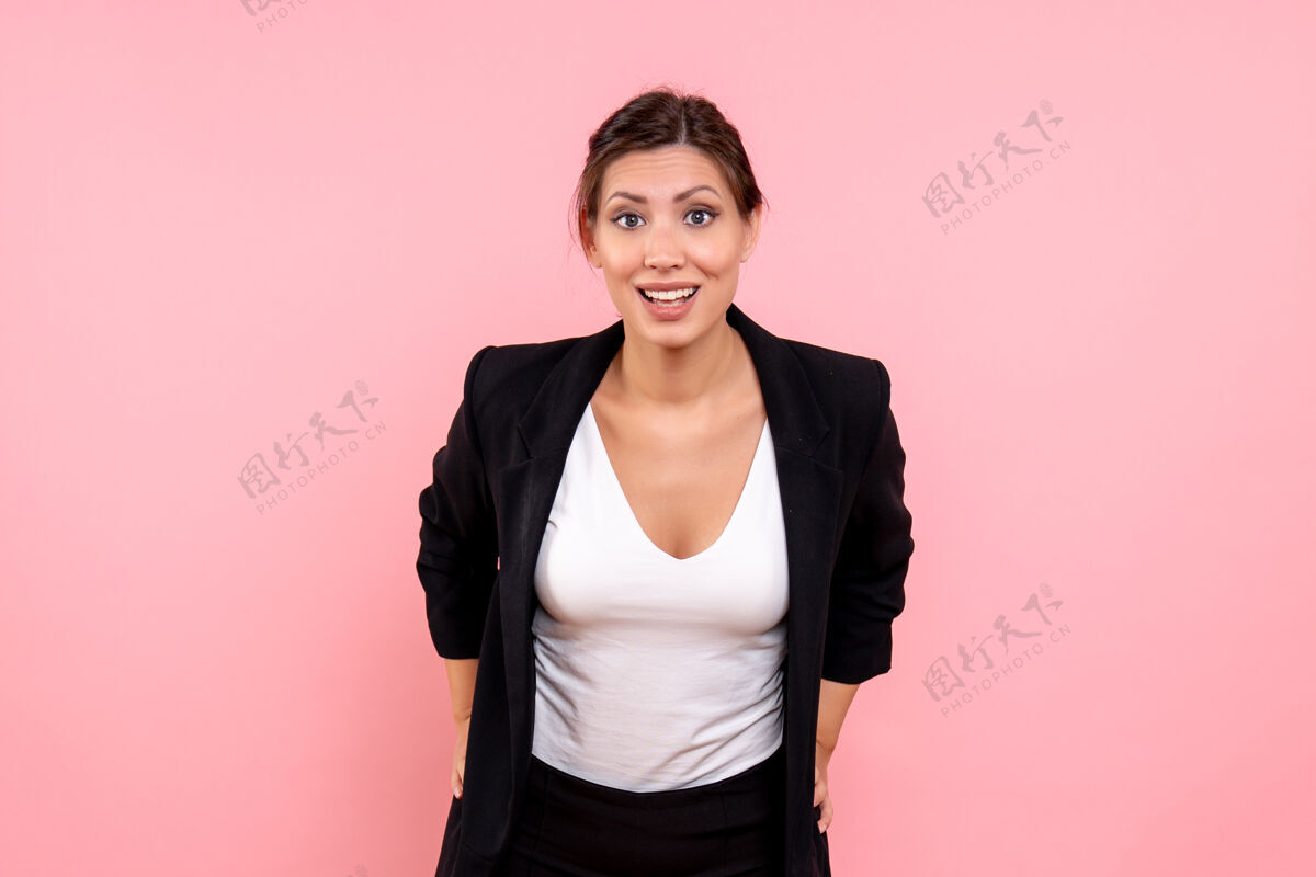 成人正面图：年轻漂亮的女性 穿着粉色背景的深色夹克情感深色视图
