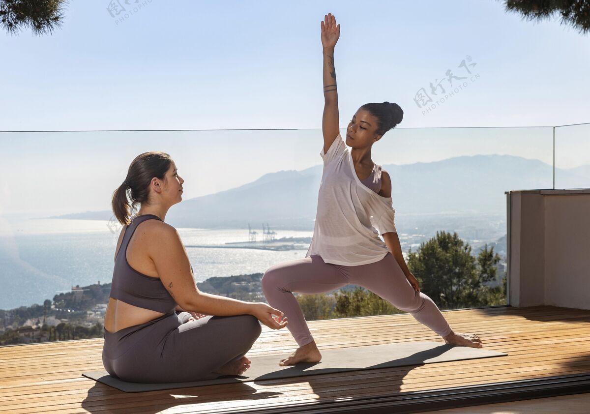 水平和老师在垫子上做瑜伽的女人运动冥想锻炼