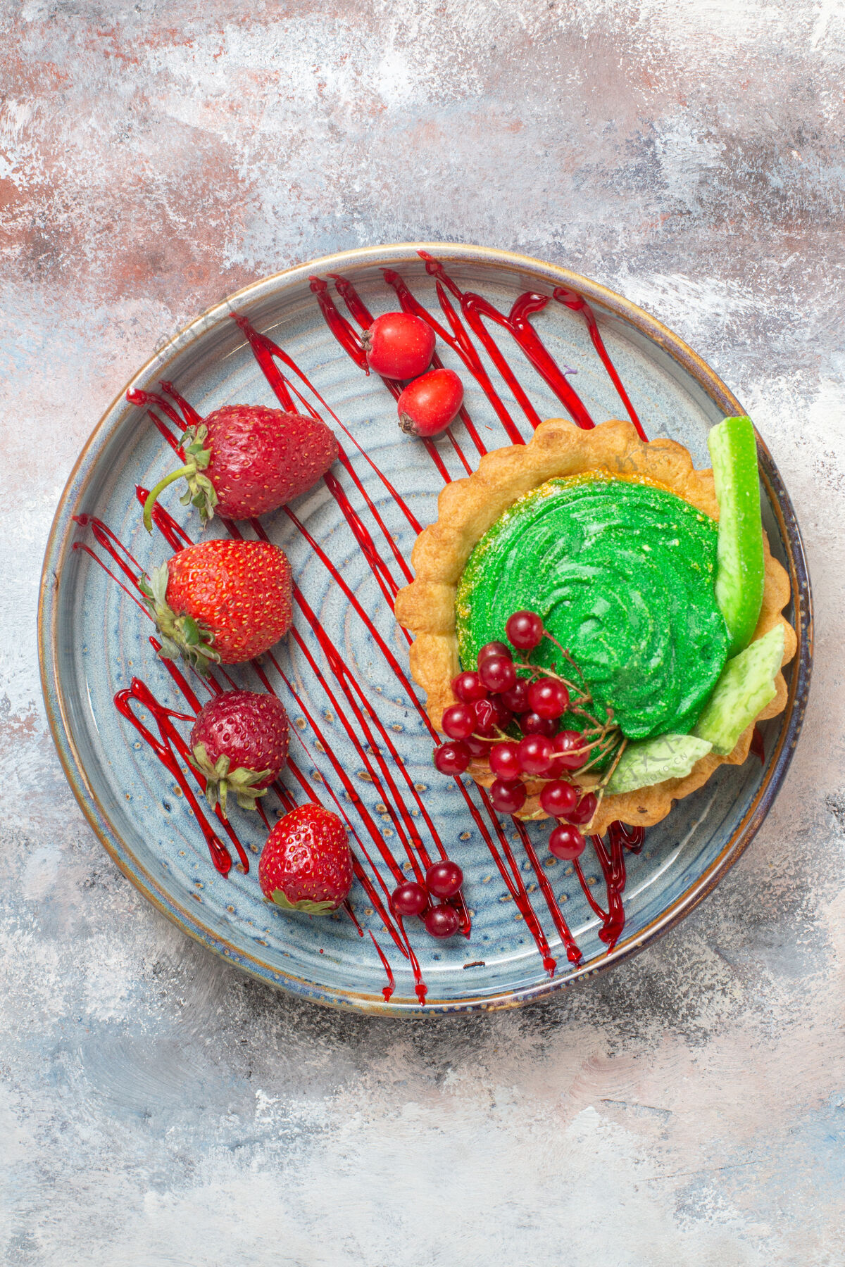 浆果俯瞰美味的奶油蛋糕和水果上轻表饼干甜点甜蛋糕顶部草莓水果