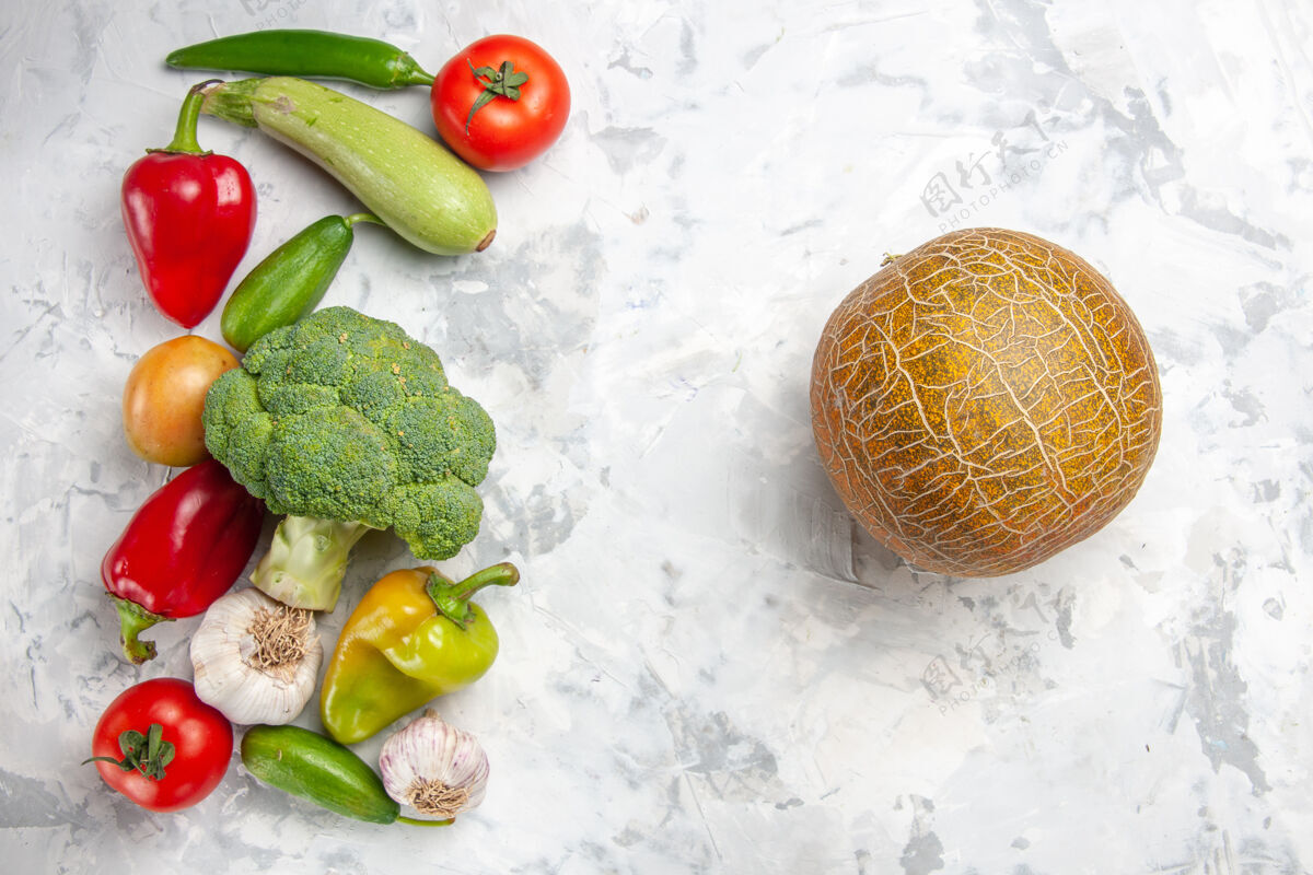 蔬菜顶视图新鲜西兰花配蔬菜上白色餐桌健康饮食色拉颜色健康新鲜西兰花食物