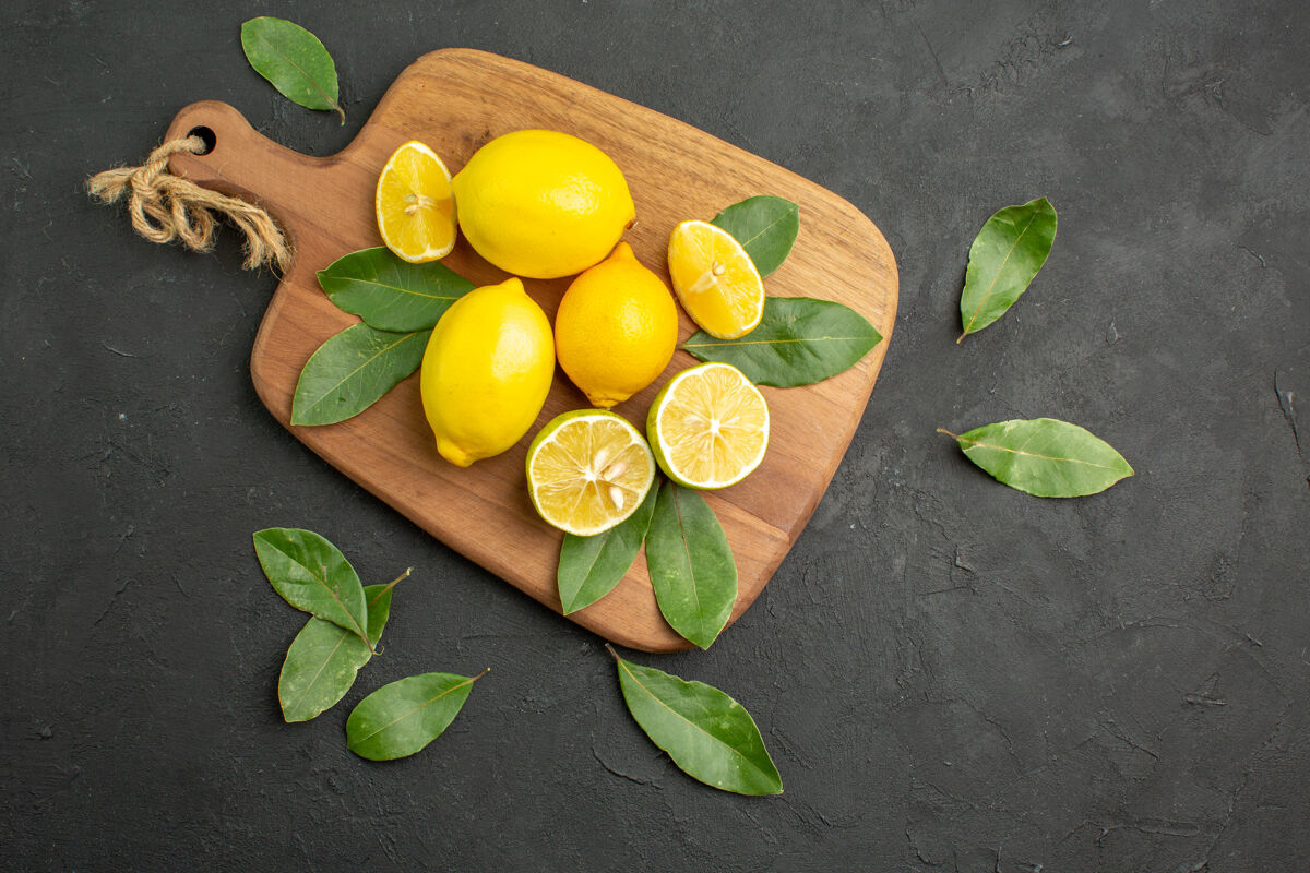 素食顶视图新鲜柠檬酸水果在黑暗的餐桌上水果莱姆深色顶级酸味