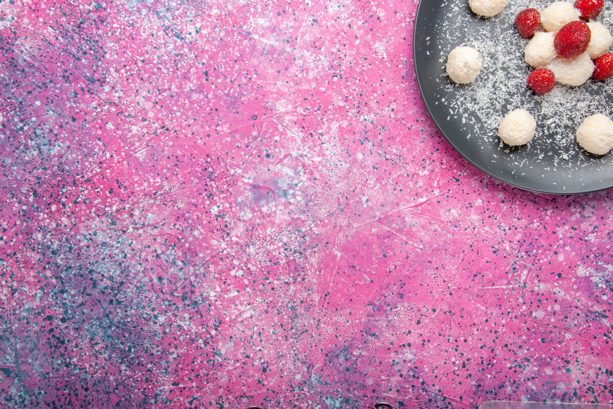 质地粉红色表面上美味的椰子糖甜球俯视图球食物顶视图