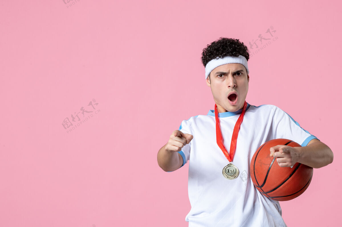 前面正面图是一个拿着奖牌的篮球运动员粉红色球奖牌