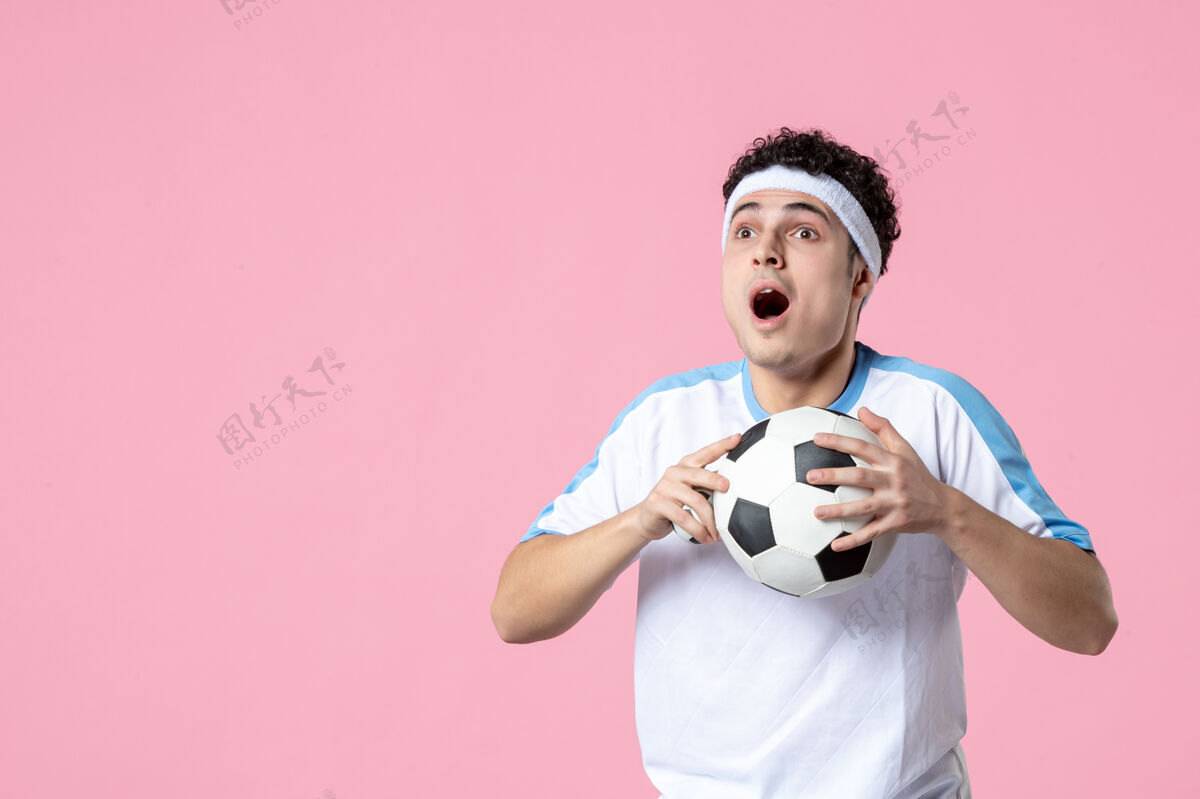 成功前视图穿着运动服的足球运动员拿着球设备人足球运动员