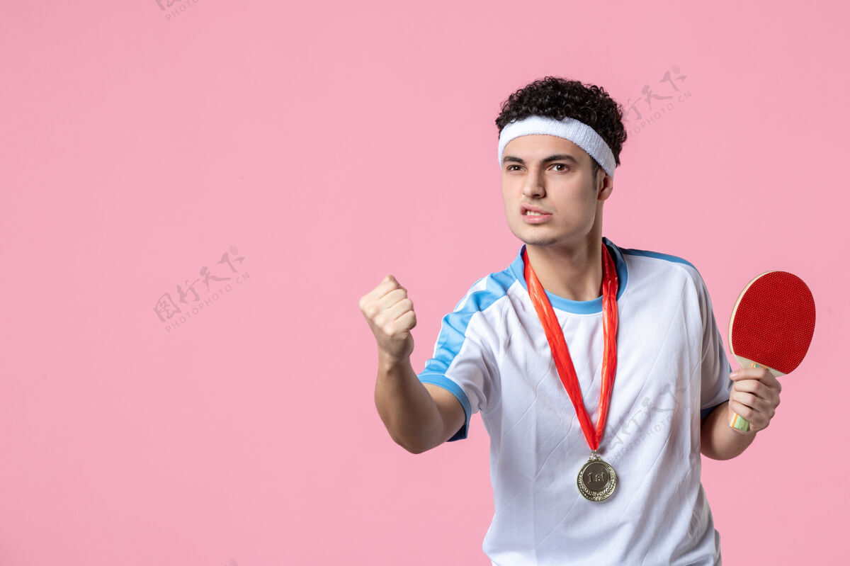 球拍正面图愤怒的男选手拿着奖牌拿着小球拍人冠军成功