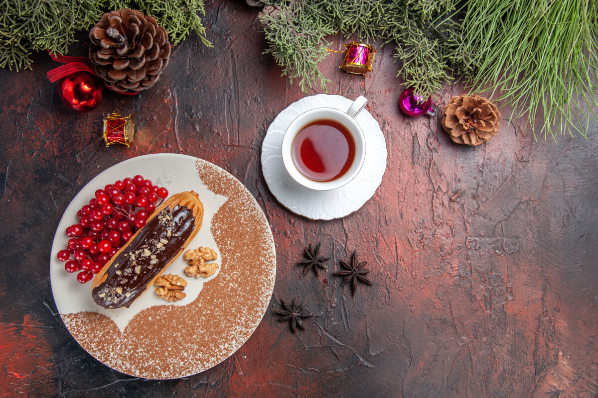 食物俯瞰美味的巧克力与浆果和茶在黑暗的桌子蛋糕派甜点甜餐厅餐盘子