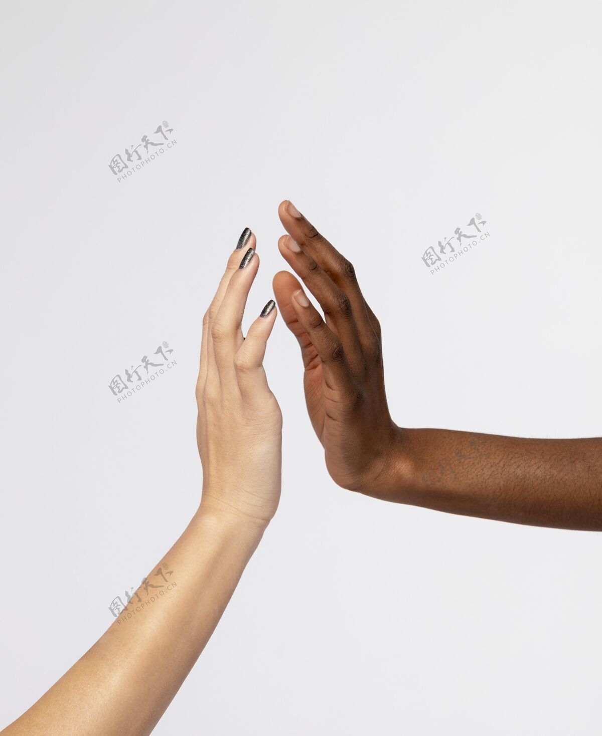 皮肤强壮的女性手牵手表示相互支持女性化完美健康