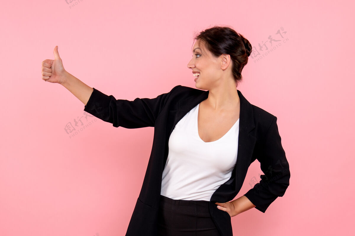 粉色正面图：年轻漂亮的女性 穿着粉色背景的深色夹克夹克成人正面