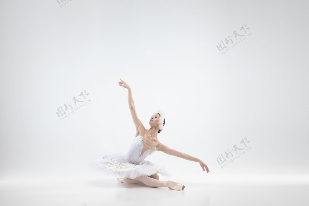 移动优雅的经典芭蕾舞演员在白色背景上跳舞女人当代牛奶