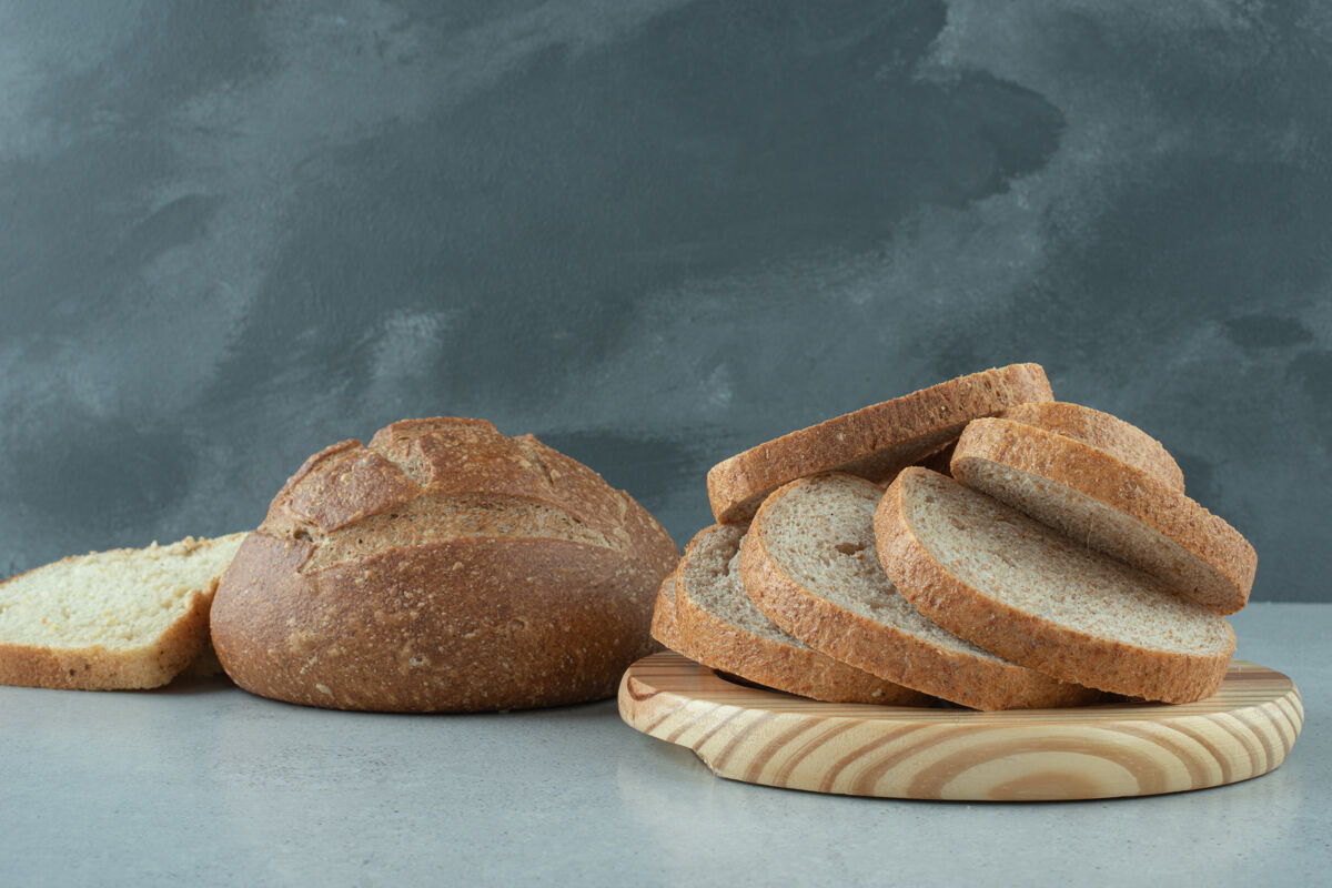 谷类石桌上的各式自制面包硬皮烹饪面包
