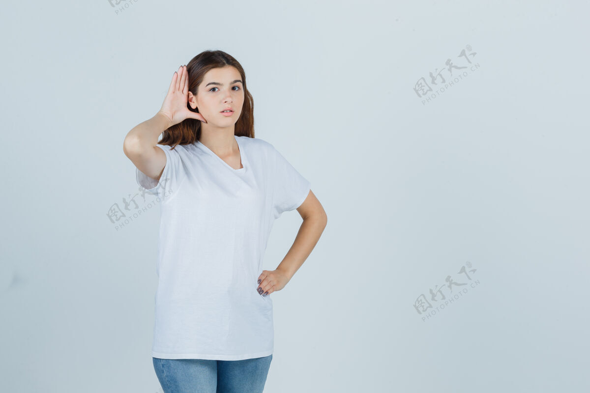 感性穿着白色t恤的年轻女孩无意中听到了私人谈话 看上去很好奇 正对着前方看休闲欢呼年轻人