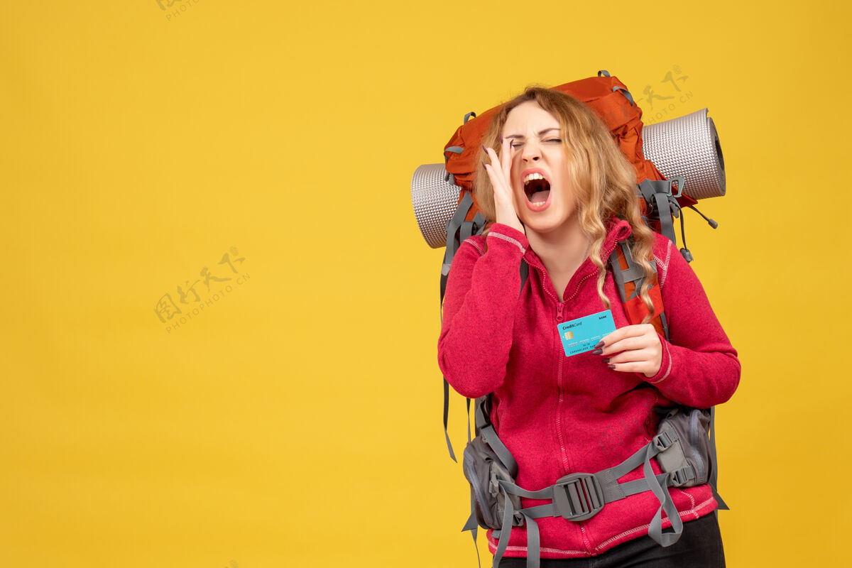 呼叫戴着医用面罩的年轻紧张的旅行女孩手持银行卡打电话给别人的正面照片成人银行年轻