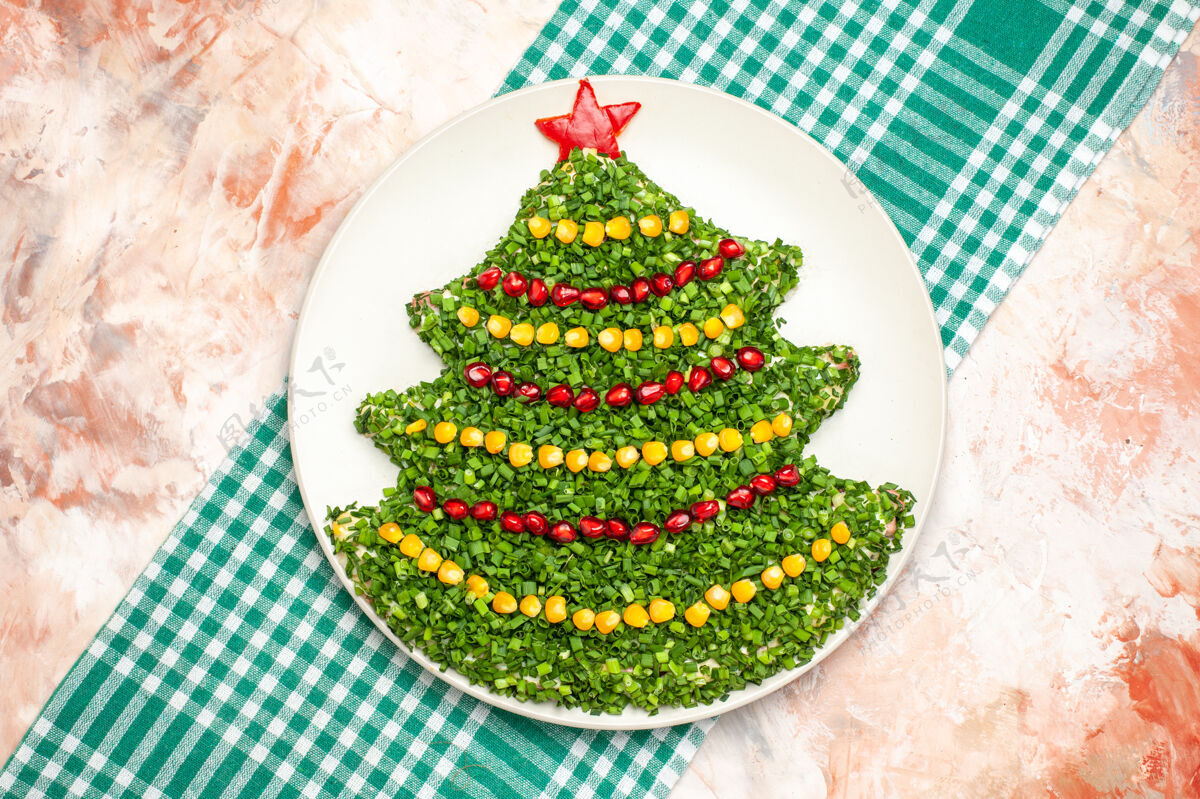 圣诞节顶视图美味的蔬菜沙拉在新年树形状的光背景树光年