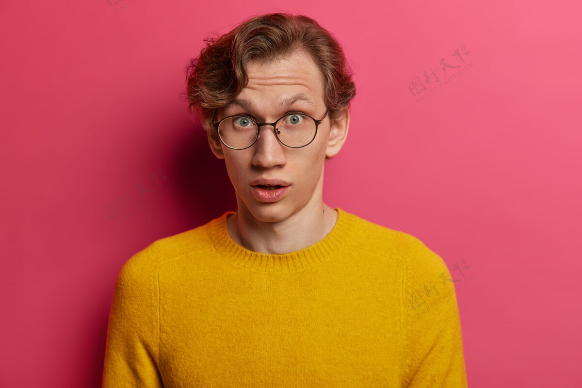 眼镜情绪激动的男生发现考试成绩不好 不敢相信失败 听到有趣的谣言感到惊讶 目瞪口呆 戴眼镜 穿黄色毛衣惊喜罗西单身
