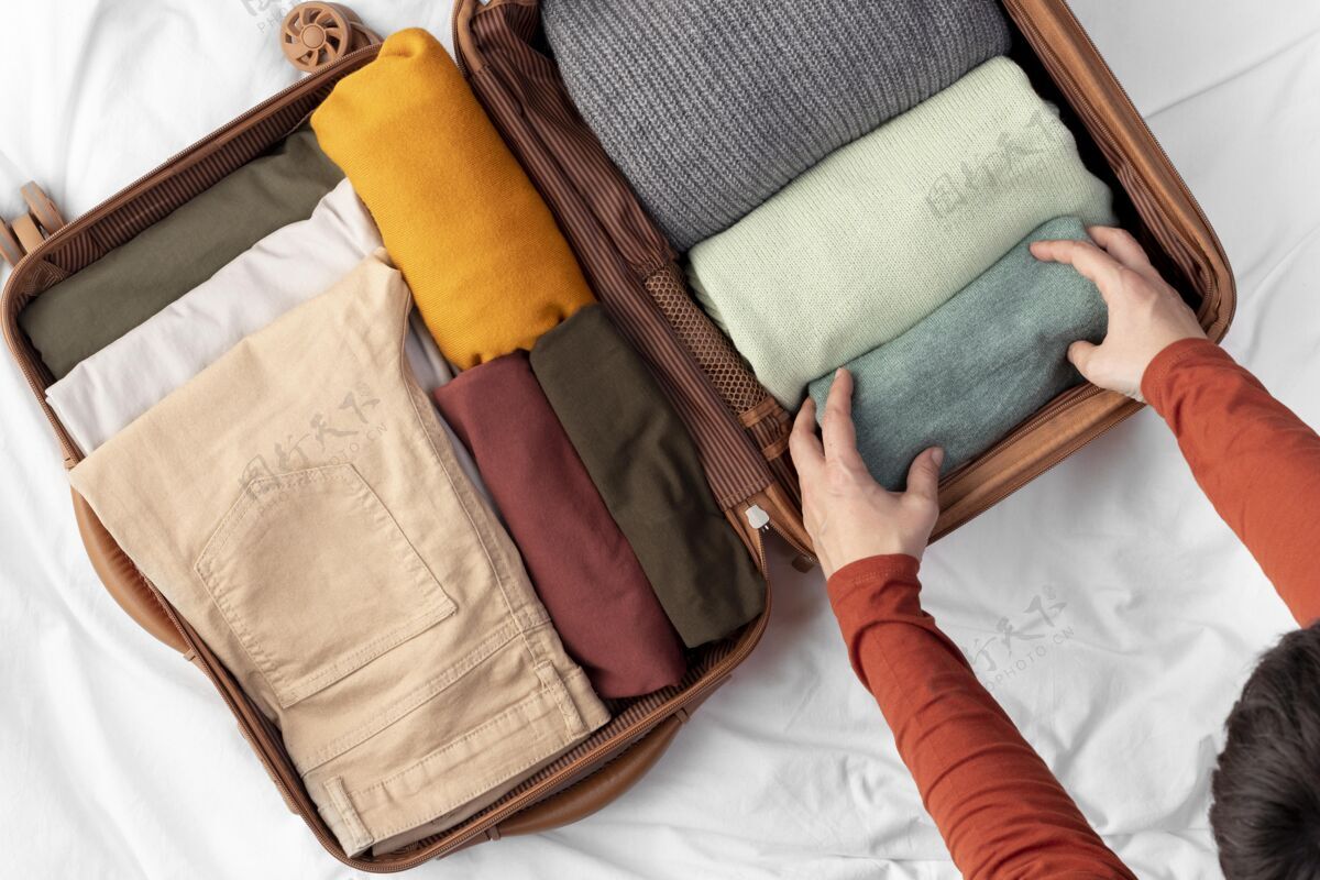 旅游打开的行李和折叠的衣服折叠衣服旅游行李