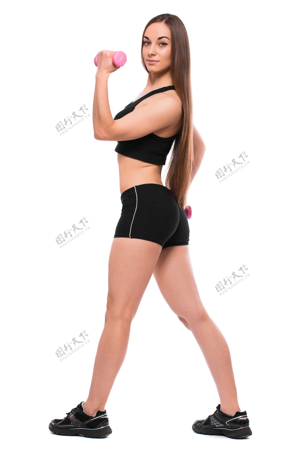 女人微笑的健身女士与杜姆贝尔在白色背景上孤立锻炼哑铃手哑铃
