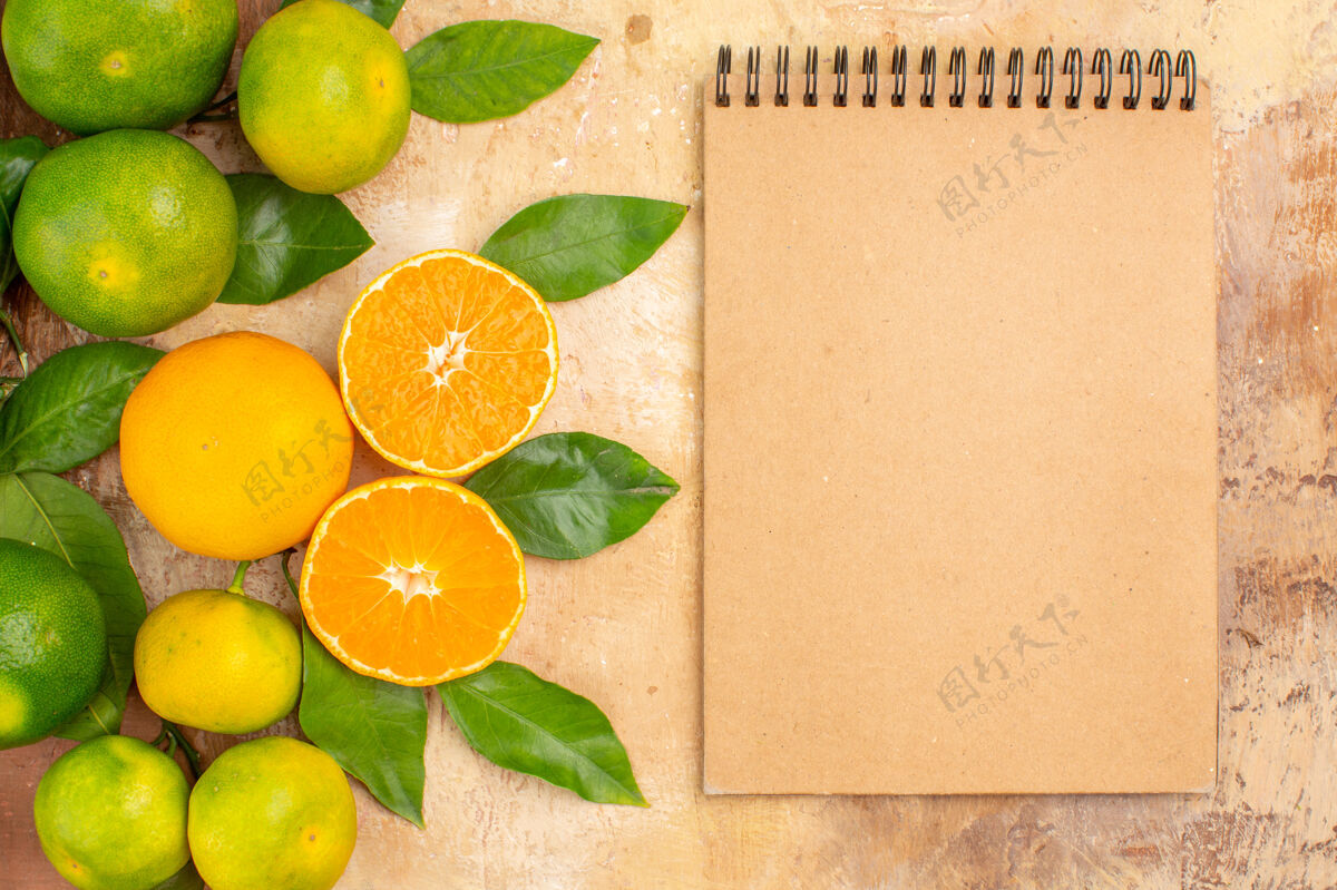 果汁在浅色背景上俯瞰酸绿色的橘子新鲜异国情调酸橙