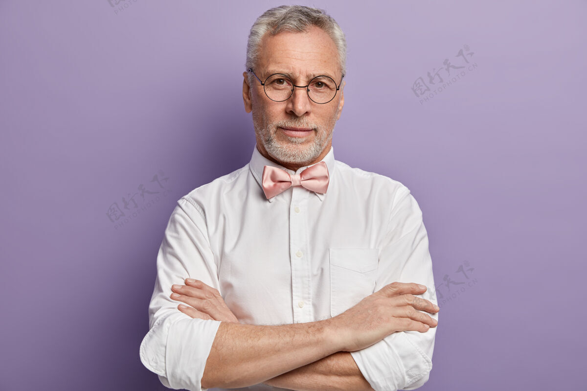 衬衫穿白衬衫和粉色领结的老人老人人老人