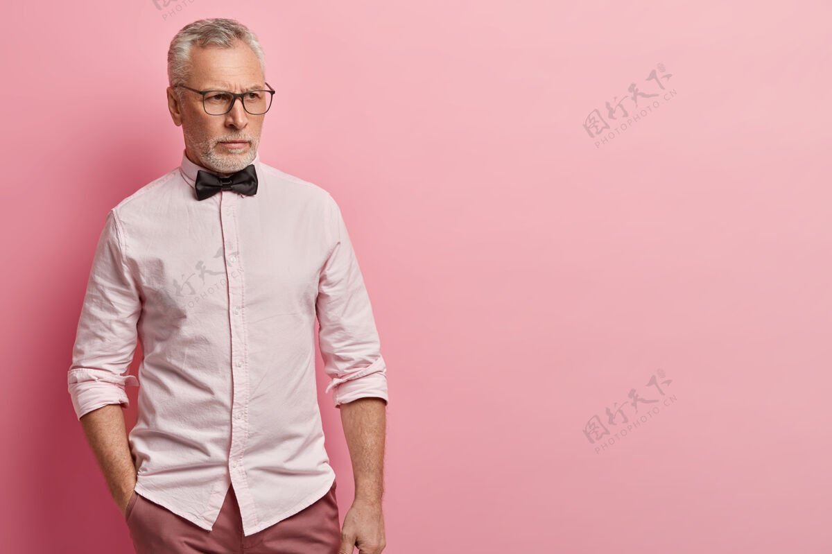 男穿粉红色衬衫和黑色领结的老人肖像衬衫领结