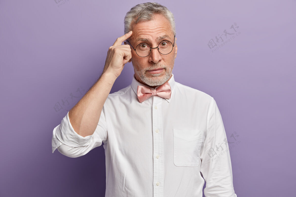 老人穿白衬衫和粉色领结的老人人衬衫老人