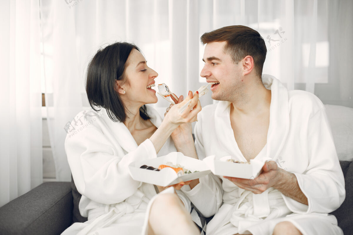 亚洲穿着浴衣吃寿司的年轻夫妇一起男性爱情