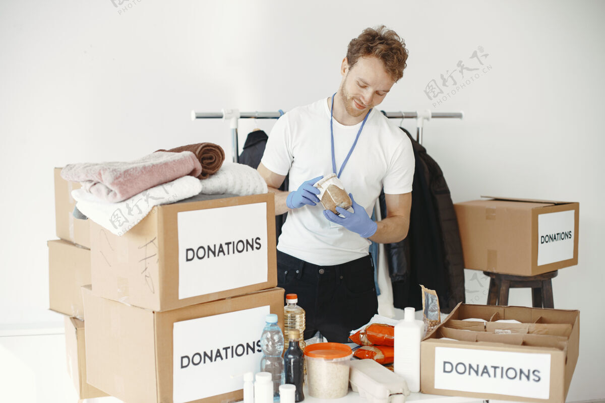 手册志愿者从捐款中收集东西男人用东西包装盒子男人比较捐赠问题盒子容器