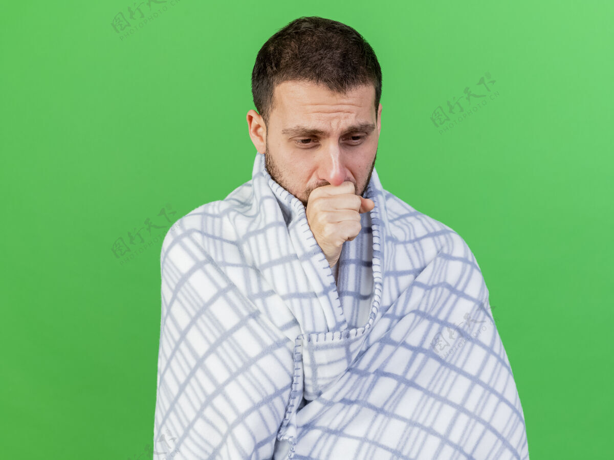 包扎看着那个身穿格子布 在绿色背景下孤独地咳嗽的年轻病人年轻疾病格纹