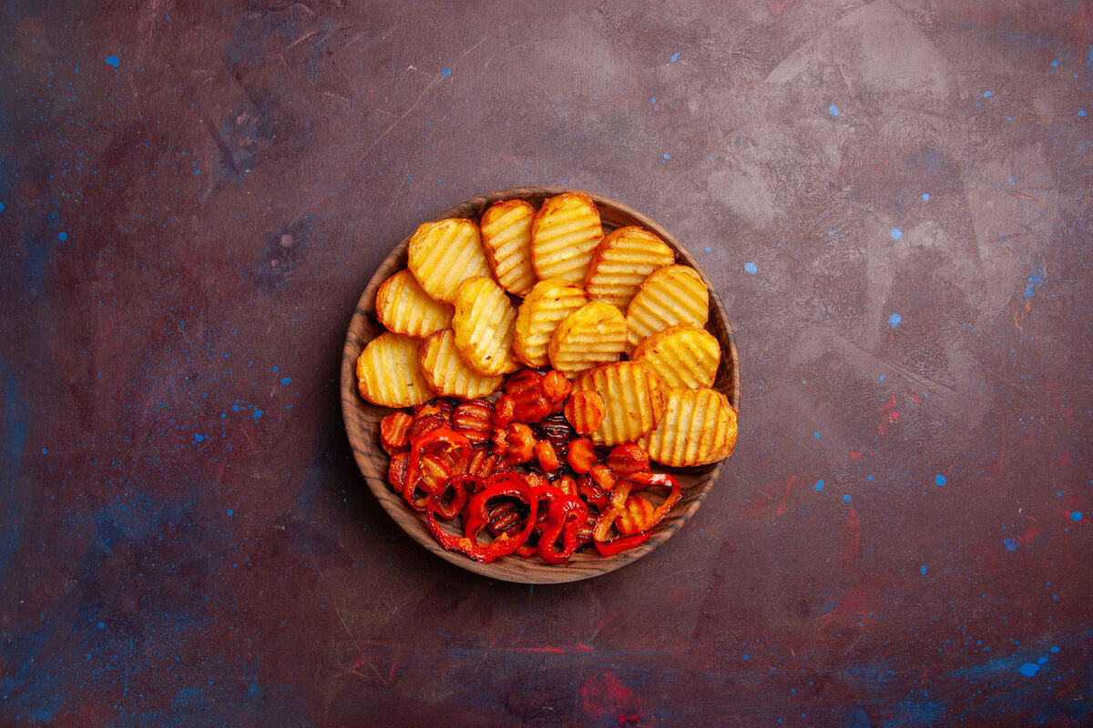 可可顶视图烤土豆和熟蔬菜在黑暗的空间果仁烹饪生的