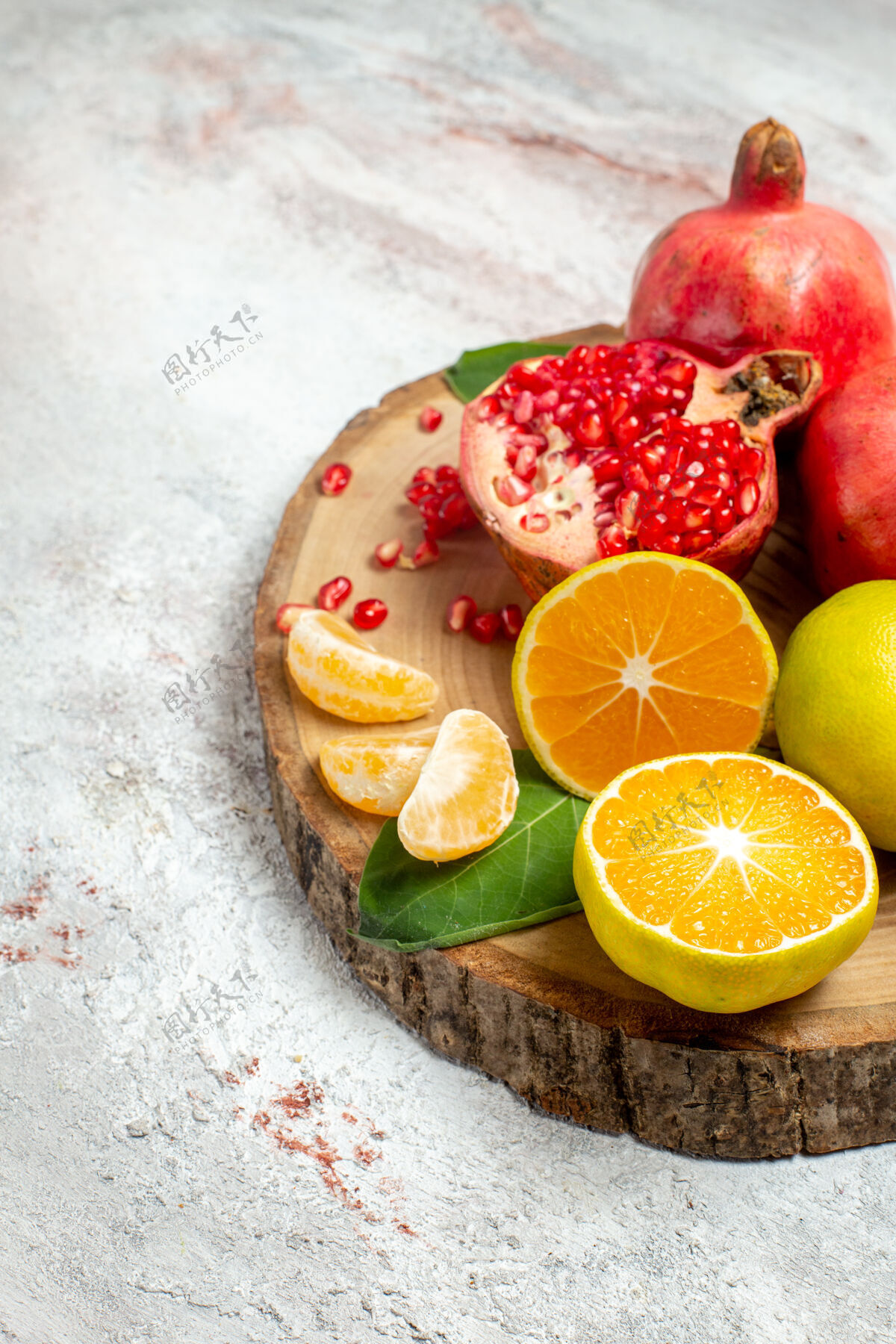 可食用的水果正面看新鲜水果石榴和橘子在一个白色的空间柑橘新鲜多汁的