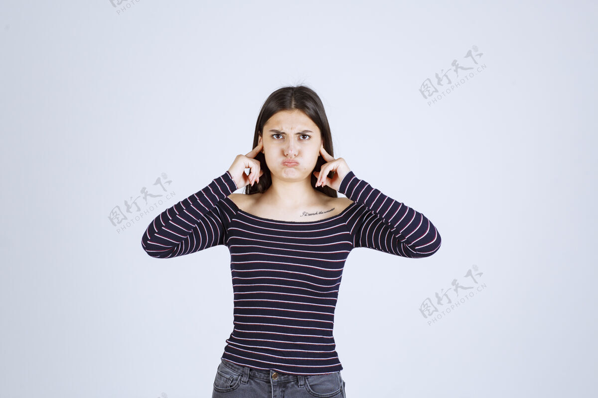 职员穿条纹衬衫的女孩在思考和头脑风暴休闲计划人体模特