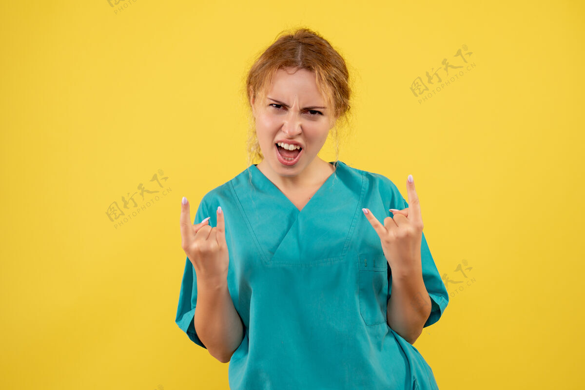 手势正面图身着医疗衬衫的女医生欢呼雀跃 护士色covid-19健康医生人女人漂亮