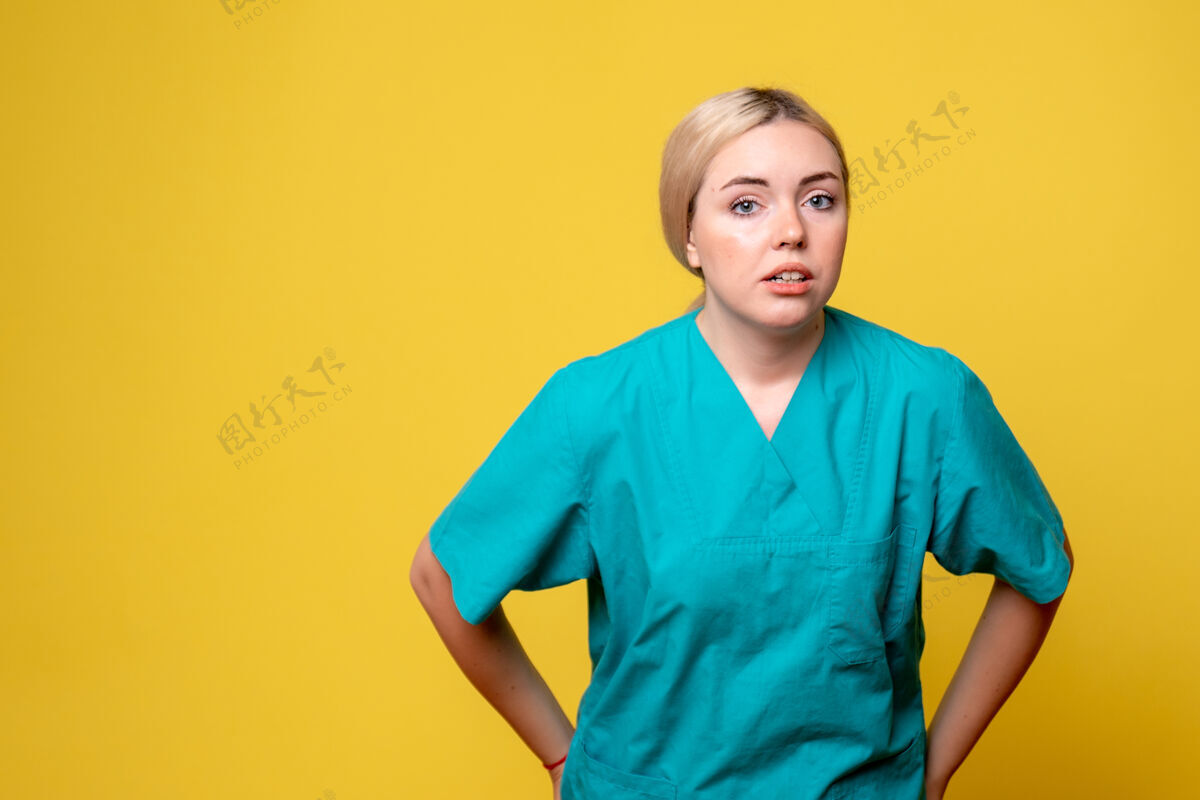 医院前视图穿着医疗衬衫的女医生 大流行护士医疗医院covid-19情感女医生人流行病