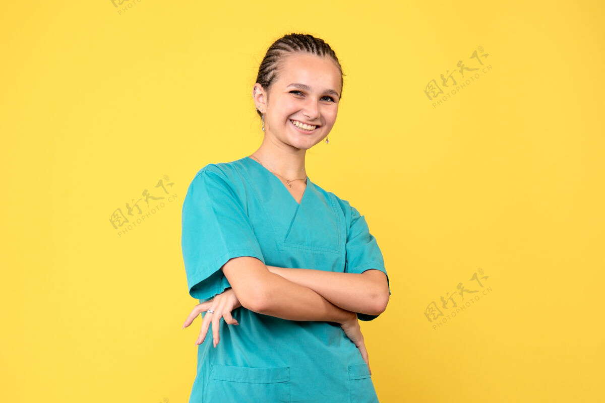人正面图女医生穿着医用衬衫 护士颜色医院冠状病毒-19健康病毒肖像微笑快乐