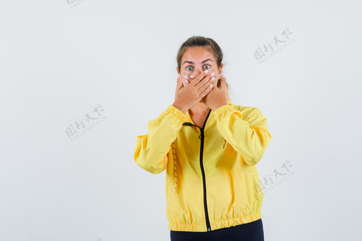 尼斯穿着黄色雨衣的年轻女子手捂着嘴 看上去很害怕肖像女性前面
