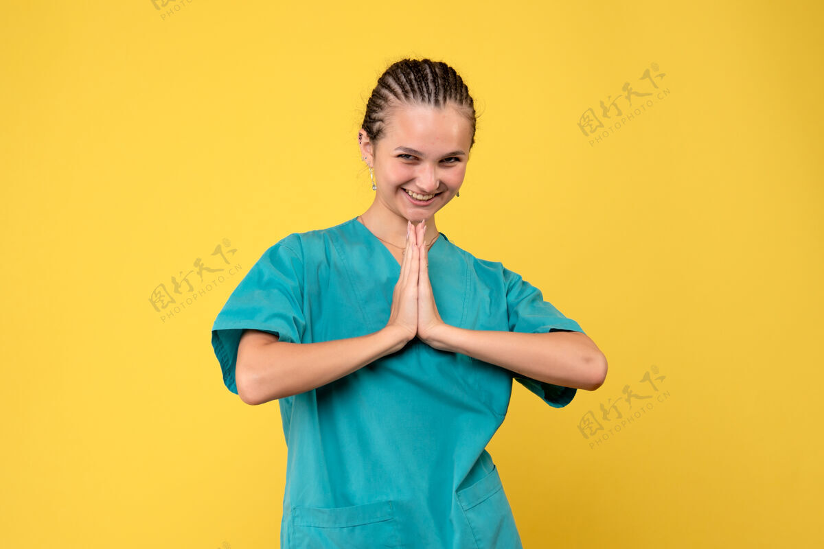 成人正面图女医生穿着医用衬衫 彩色健康护士covid-19病毒情感微笑健康人