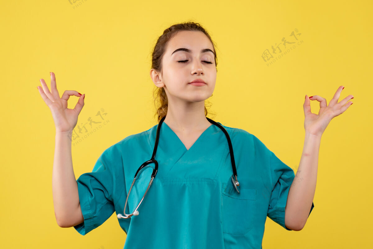 护士正面图女医生穿着医用衬衫冥想 彩色病毒covid-19制服情绪健康女人人黄色
