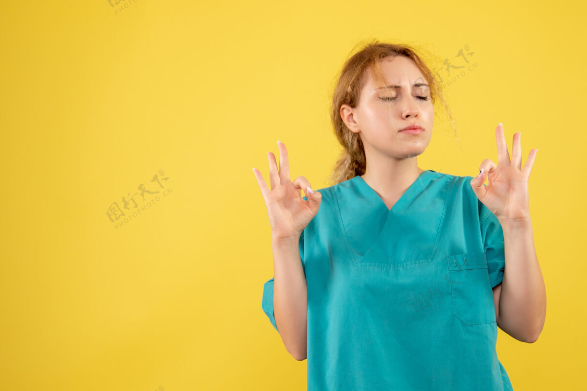 女医生正面图女医生穿着医用衬衫冥想 健康医护护士covid-19颜色冥想医学肖像