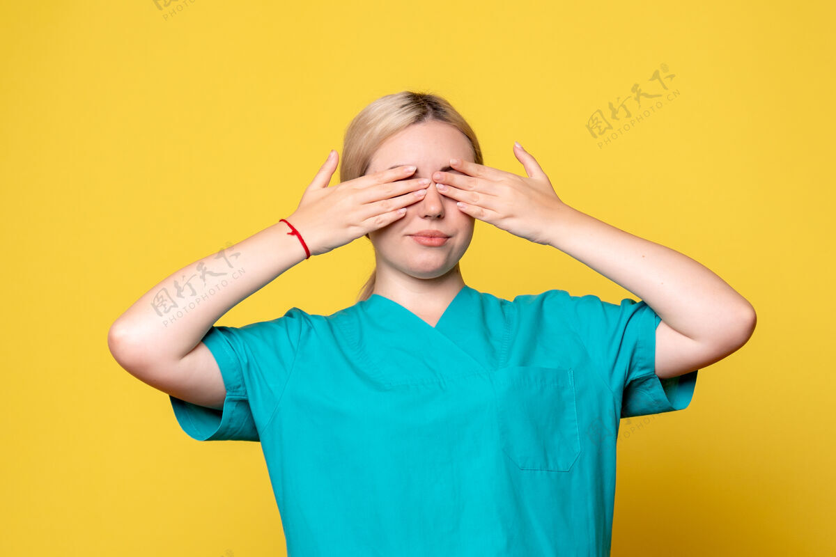 女医生前视图：女医生 穿着医用衬衫 遮住眼睛 医护人员 护士快乐黄色肖像