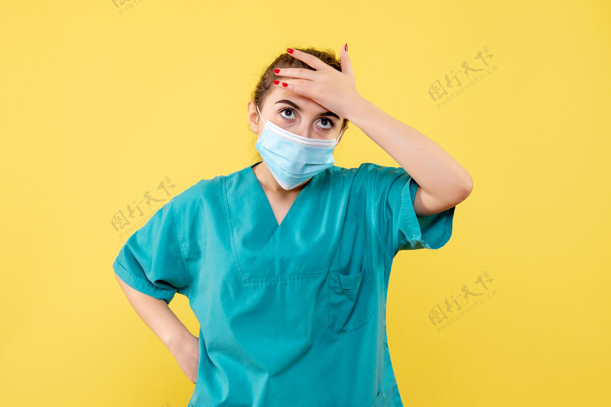 女医生正面图女医生穿着医用衬衫和无菌口罩 制服病毒covid-19大流行健康医学健康绝育