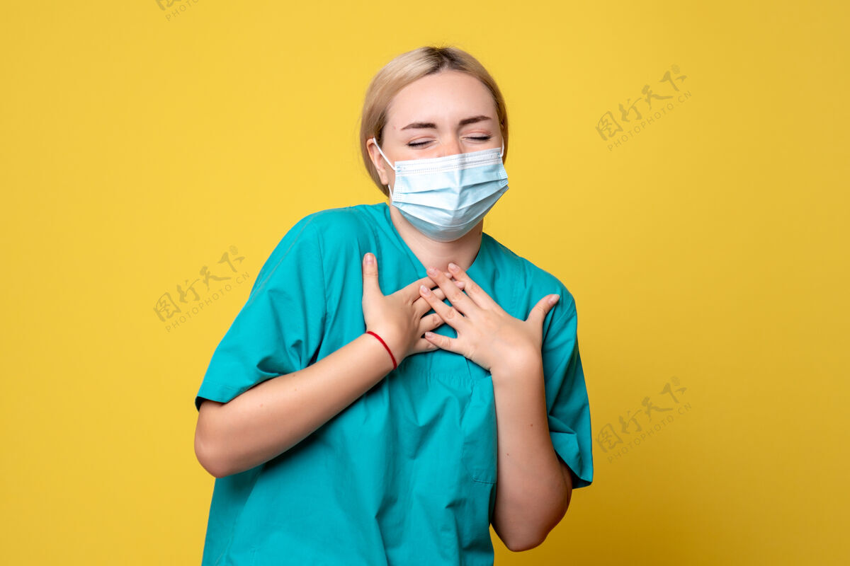 肖像前视图穿着医用衬衫和无菌口罩的女医生 医院医护人员女性女医生医疗