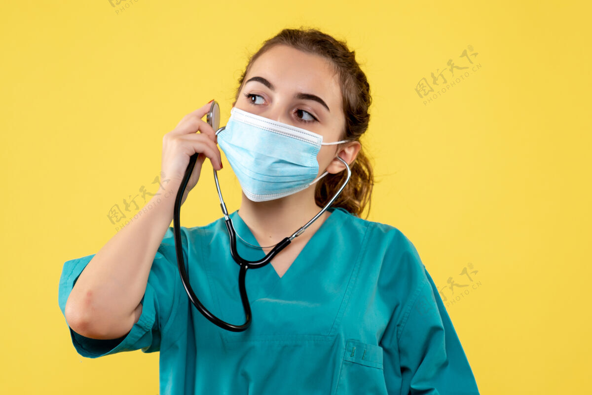黄色正面图女医生穿着医用衬衫 戴着口罩带着听诊器 病毒颜色均匀 情感可维健康听诊器女性人