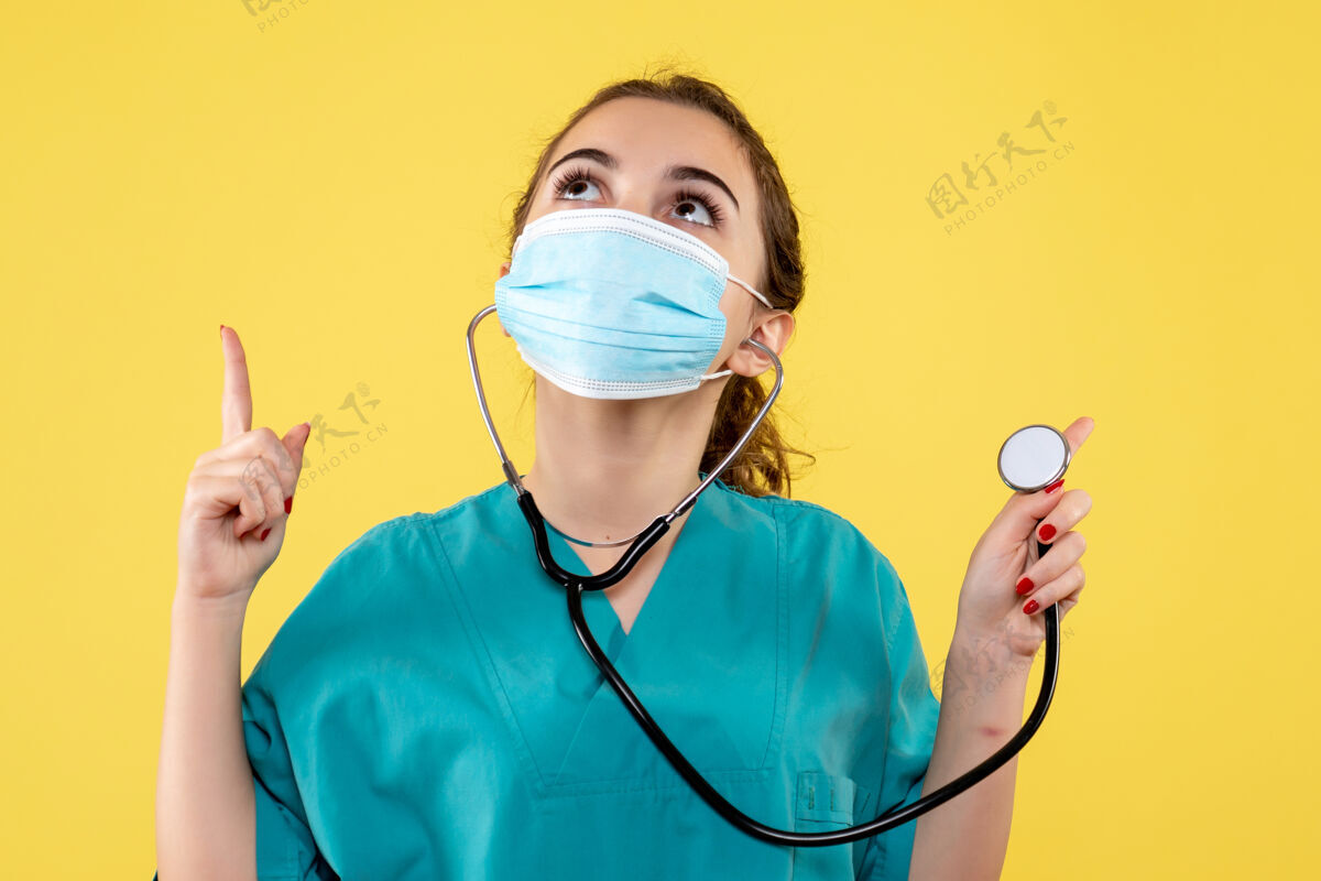 情绪正面图女医生穿着医用衬衫 戴口罩 带听诊器 病毒颜色一致 情感covid-19健康护士制服颜色