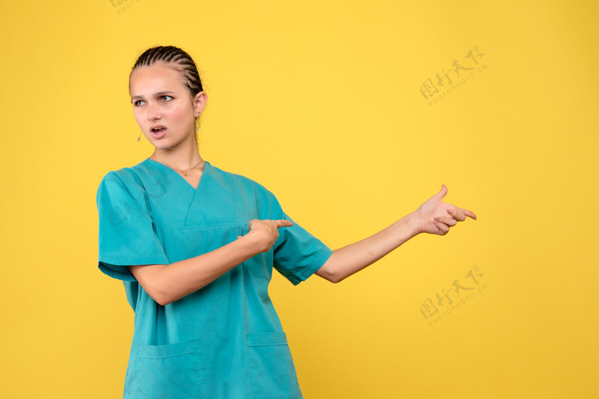 女人正面图女医生穿着医用衬衫 彩色护士covid-19健康病毒成人健康女性