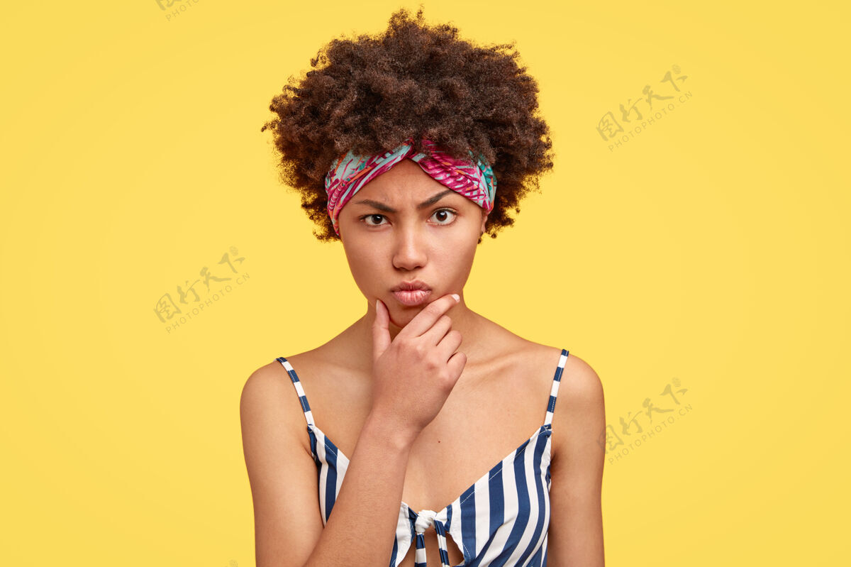 黑人年轻的黑发女人 卷发和彩色的头巾女人卷发黑发