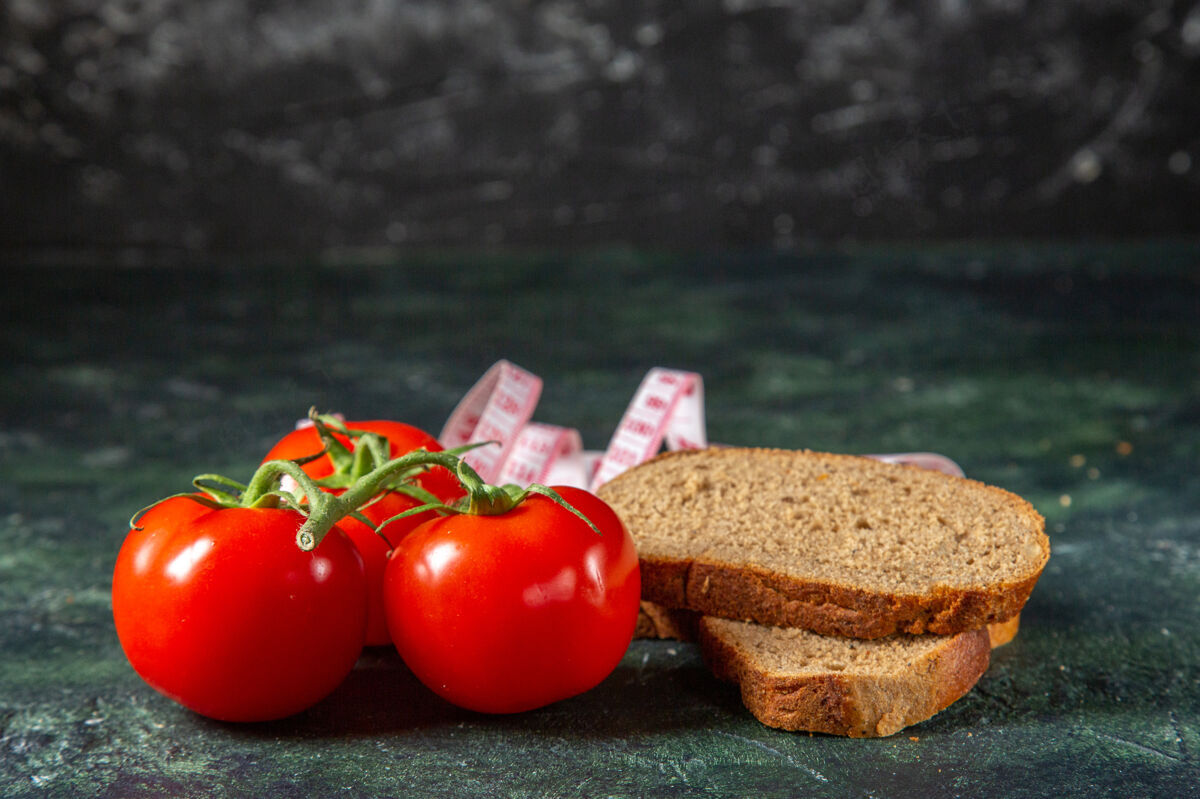 食物侧视图黑面包片新鲜西红柿干和米深色背景颜色景观成熟