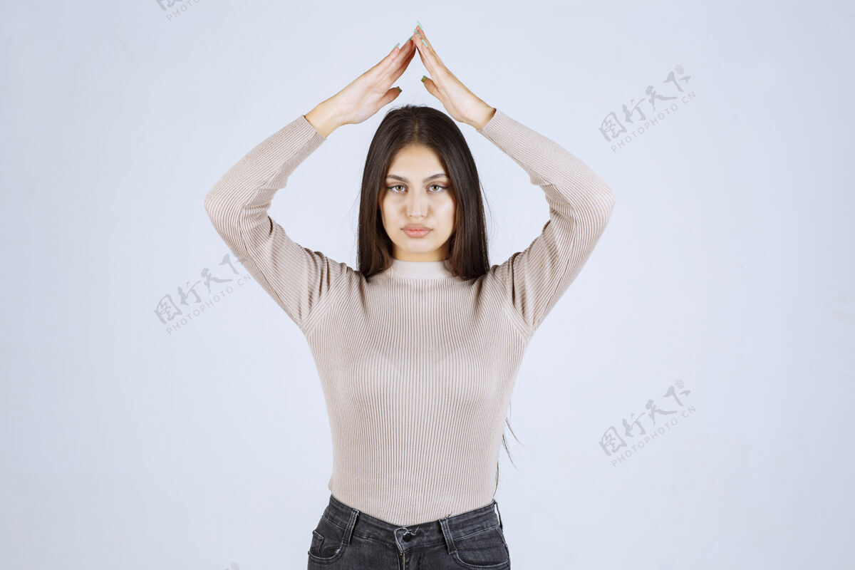 成人穿灰色衬衫的女孩展示屋顶或三角形年轻人职员休闲