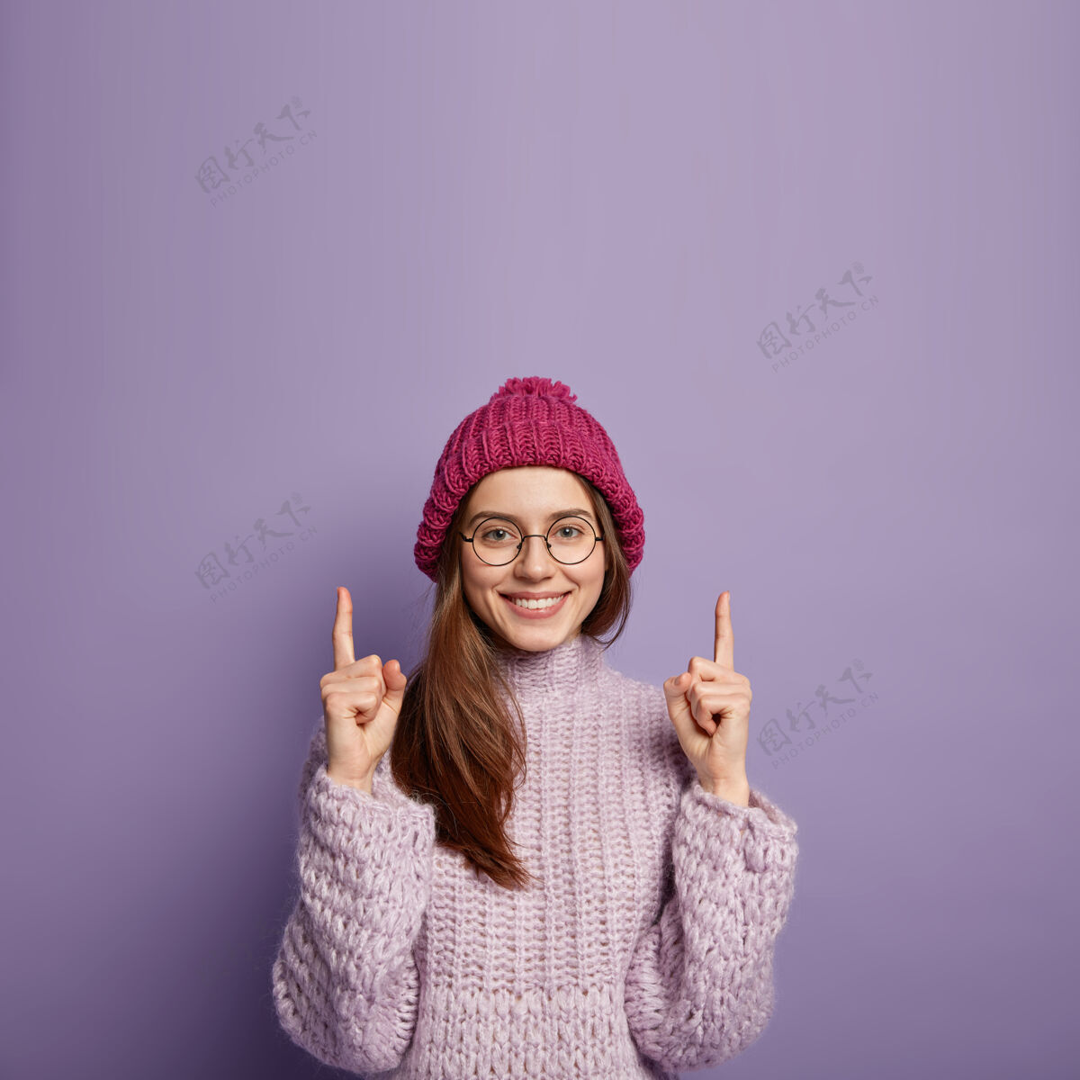毛衣穿着舒适冬装的年轻黑发女人年轻快乐人