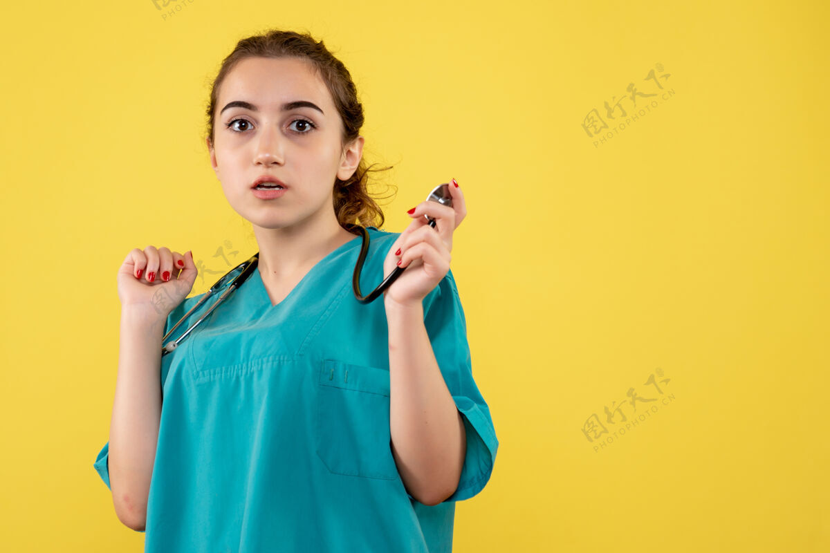 人前视女医生穿着医用衬衫 统一颜色情感病毒covid-19健康肖像女医生女人